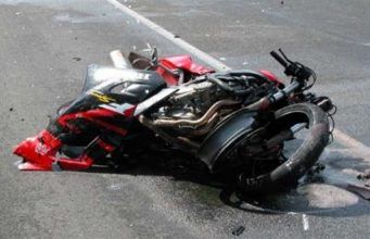 Motociclista di 32 anni muore dopo uno scontro con un’auto. Bloccata la Flacca