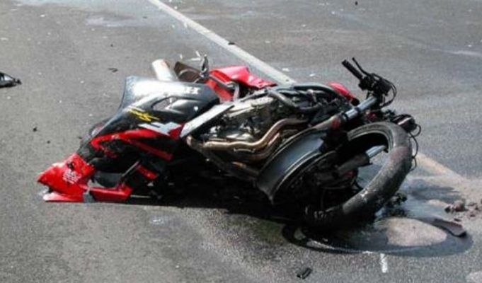 Motociclista di 32 anni muore dopo uno scontro con un’auto. Bloccata la Flacca
