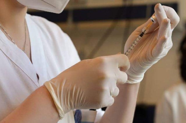 covid_19_infermiera_prepara_vaccino