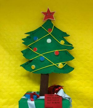 Fondi- Albero con rifiuti