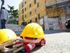 Operaio polacco muore sul balcone mentre mette le piastrelle. La procura apre un’inchiesta