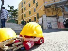 Operaio polacco muore sul balcone mentre mette le piastrelle. La procura apre un’inchiesta