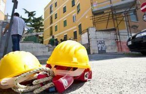 Operaio polacco muore sul balcone mentre mette le piastrelle. La procura apre un’inchiesta