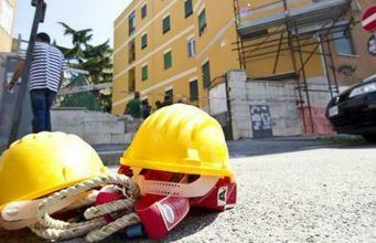 Operaio polacco muore sul balcone mentre mette le piastrelle. La procura apre un’inchiesta