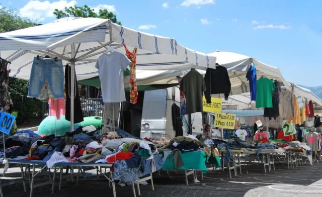 Bancarelle-mercato.jpg