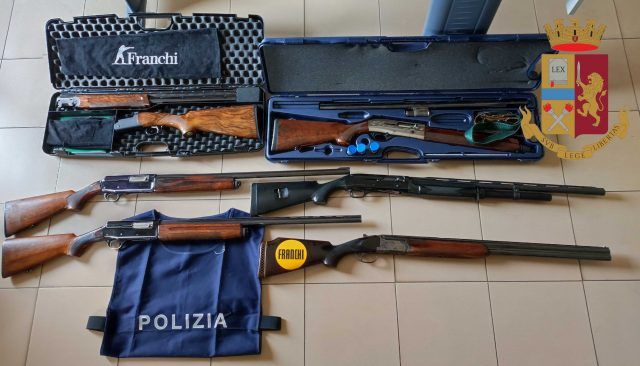 Foto a corredo appunto stampa cessione armi1
