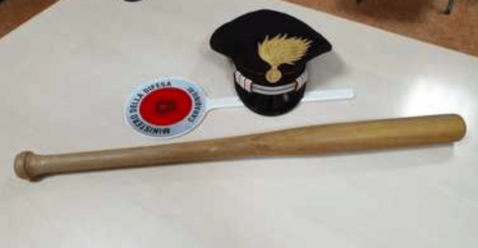 carabinieri mazza da baseball