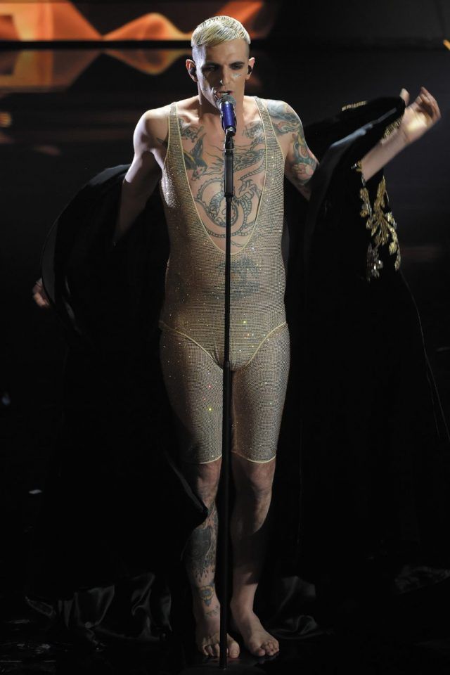 achille-lauro-foto-sanremo-2020-look-02_Achille-Lauro-in-Gucci_70-Festival-di-Sanremo_1-serata_IPA-Agency
