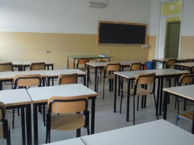 banchi-scuola-vuoti