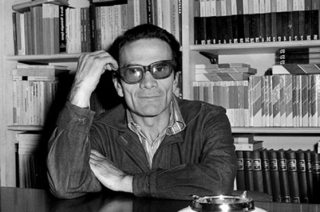 Pasolini con gkli occhiali