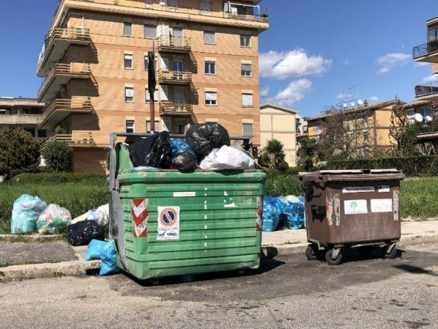cassonetti-stracolmi-latina