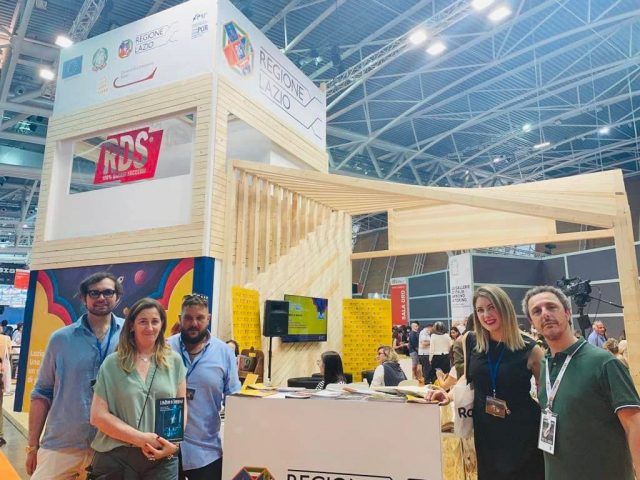 Terracina-stand Innuendo libro a Torino