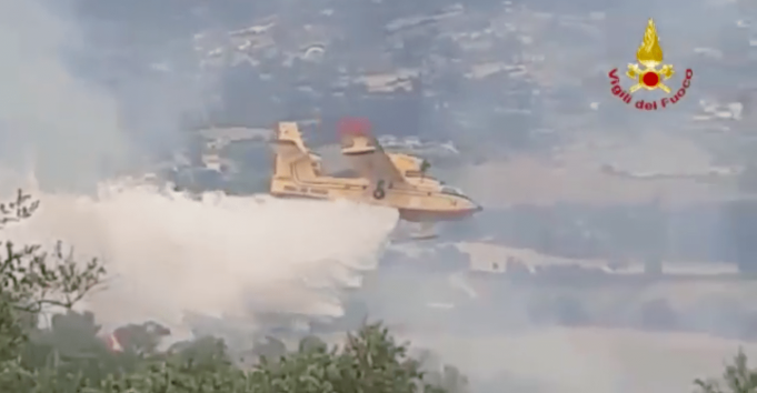 Incendio prossedi vigili del fuoco