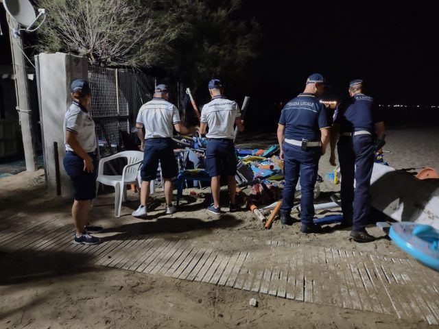 Guardia Costiera-rimozione sdraio Terracina