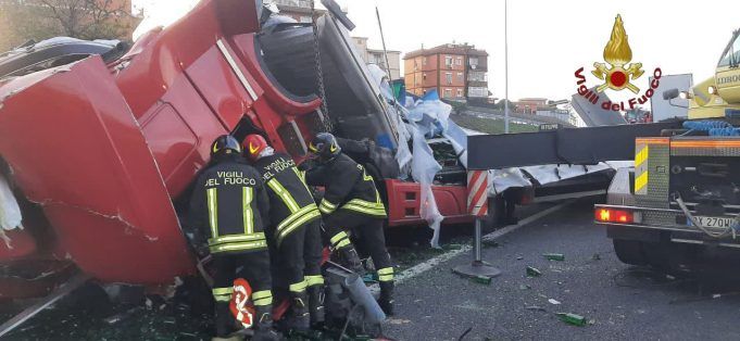 Roma: incidente mezzo pesante su Gra altezza Tor Bella Monaca, morto autista - foto