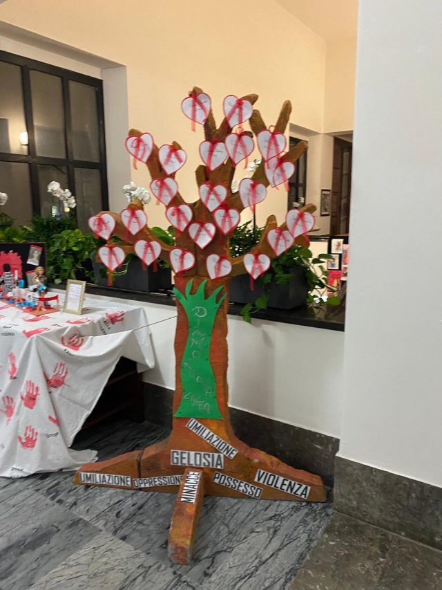 Sabaudia-Albero violenza donne