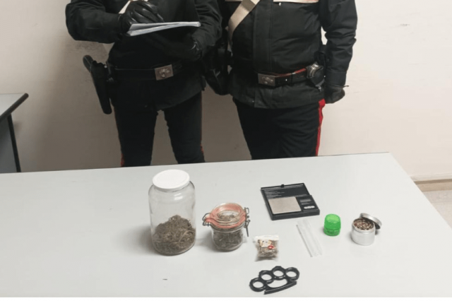 Carabinieri droga tirapugni