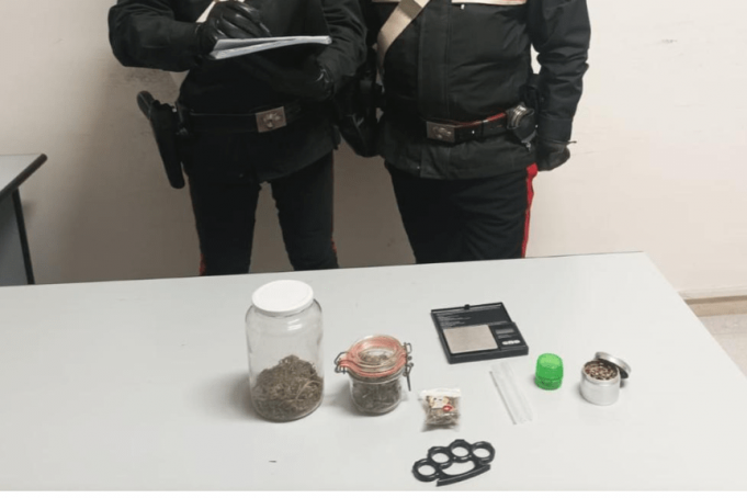 Carabinieri droga tirapugni