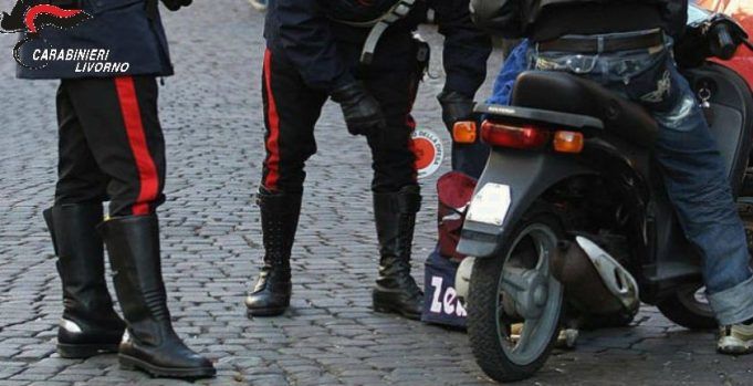 Carabinieri scooter livorno