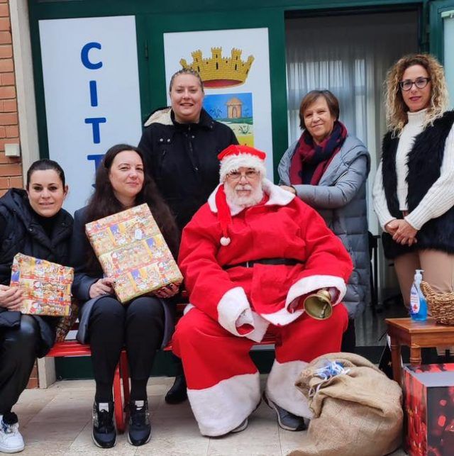 Sabaudia-Babbo Natale servizi sociali