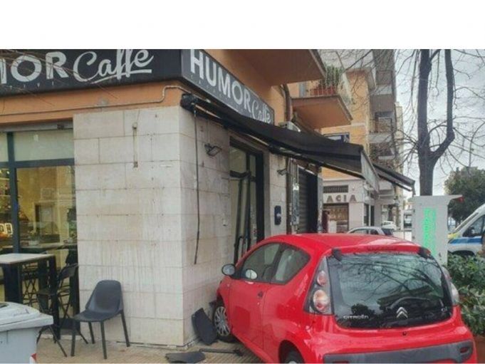 auto-contro-bar-via-dei-volsci