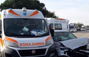 Suv contro un albero sull’Appia: due morti nel terribile schianto