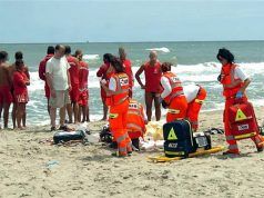 Malore fatale in acqua, muore davanti alla moglie in spiaggia