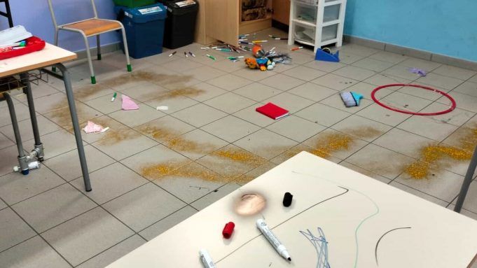 vandali scuola deledda aprilia 4