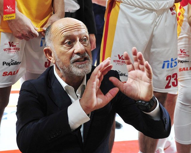 Coach-Giancarlo-Sacco-presenta-PesaroTreviso