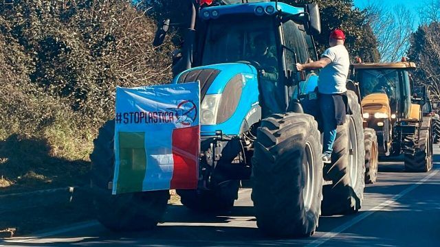 Protesta trattori Fomello (foto associazione Stop Plastica)