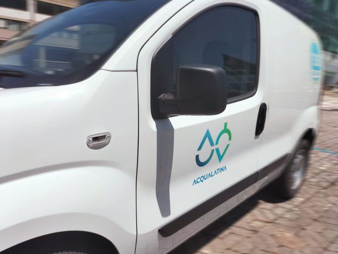 Furgone con nuovo logo Acqualatina