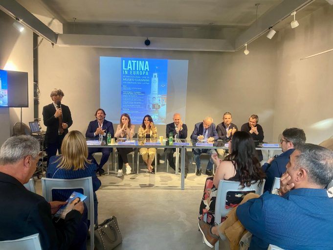FOTO DECISAMENTE LATINA