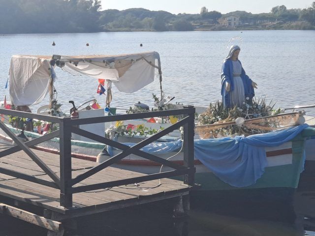 Sabaudia-processione lago 2024