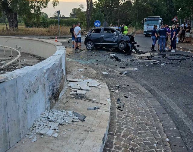 rotatoria-via-del-lido-incidente
