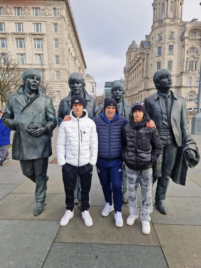 I due pugili con il maestro a Pier Head