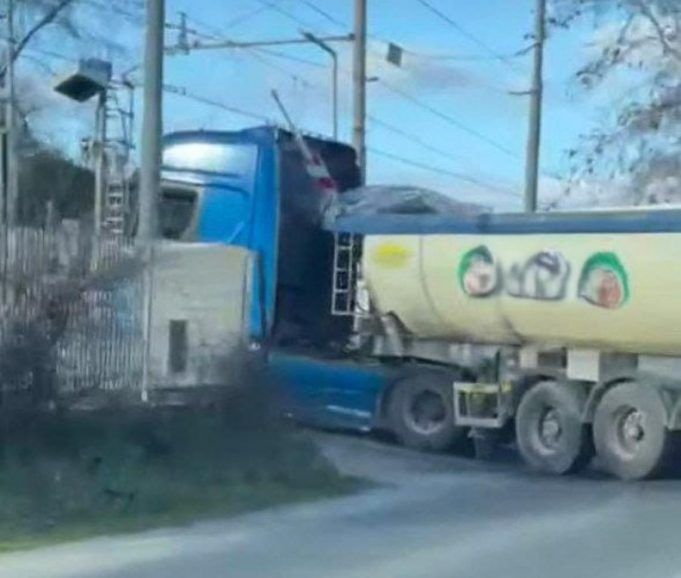 CAMION nettuno.jpg--camion_resta_fermo_sul_passaggio_a_livello___ritardi_sulla_linea_roma_nettuno
