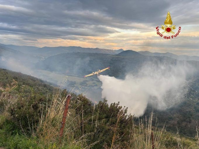 incendio sezze canadair