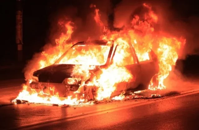 t707-incendio-auto-danni