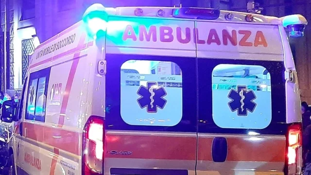 un-ambulanza-foto-di-repertorio