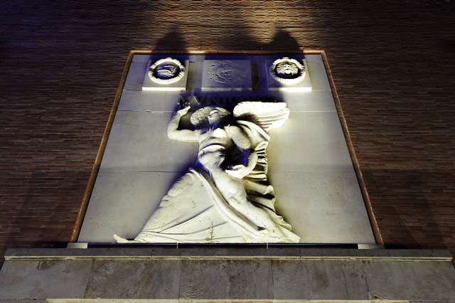 Sabaudia-Palazzo comunale con stemma