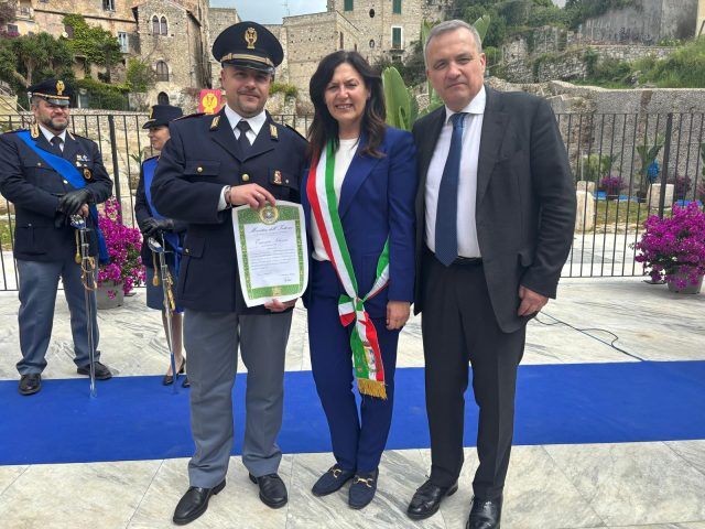 Sermoneta-premiazione ispettore