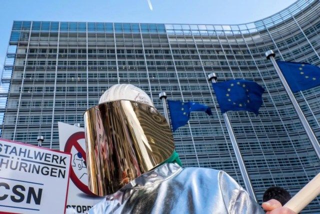 L’UE proroga la sospensione delle misure di salvaguardia sull’acciaio: sostegno all’economia ucraina