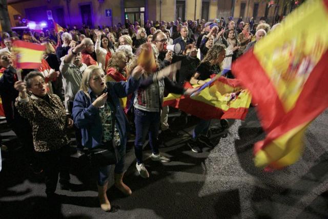 Spagna in protesta: il PP riempie le piazze chiedendo le dimissioni di Sánchez