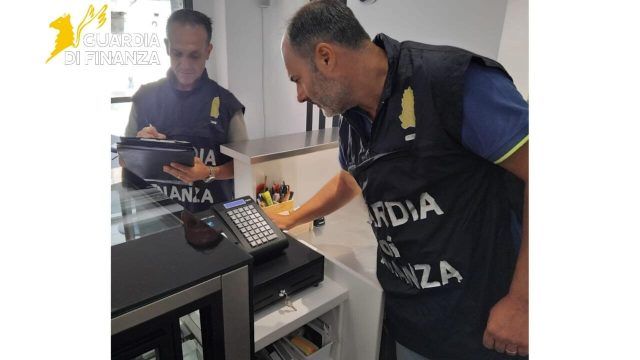 ispezione guardia di finanza gelateria Terracina