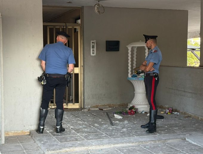 carabinieri bomba carta