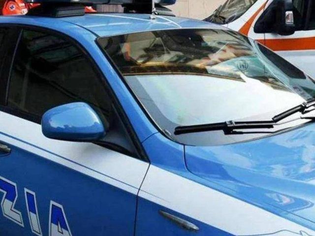 Coltellate alle spalle mentre cammina in centro, grave donna a Palermo