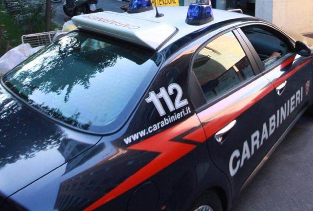 Lite nel parcheggio finisce a martellate, carabinieri evitano il peggio