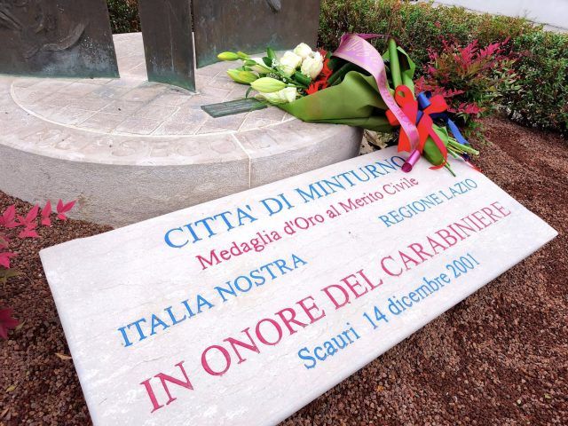 Minturno-fiori monumento carabinieri