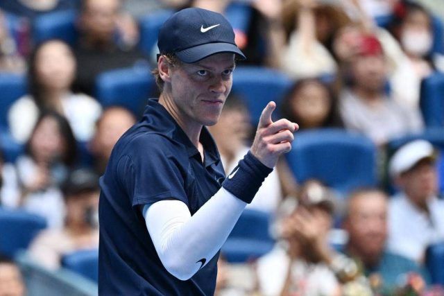 Six Kings Slam, Sinner travolge Tsitsipas all’esordio – Rivivi il match