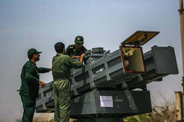 Missili, droni e sottomarini: l’Iran alza lo scudo contro Trump